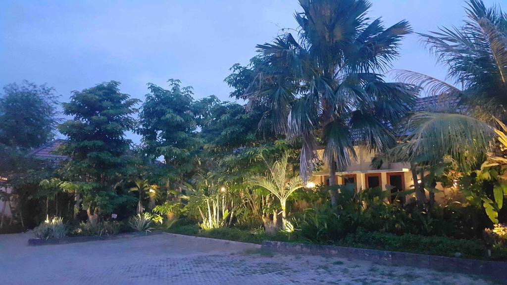 Kampoeng Nelayan Hotel Palu Exteriör bild