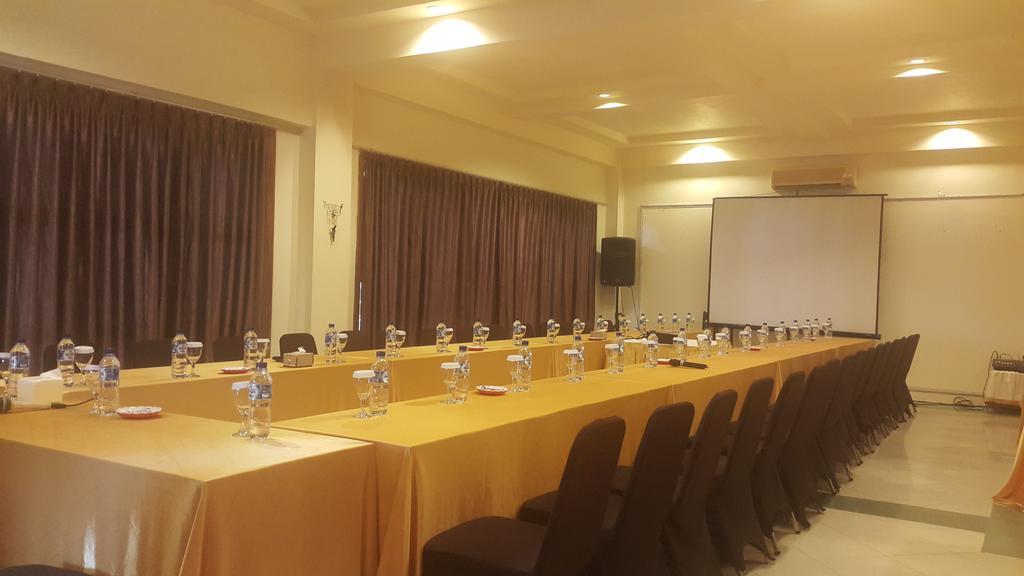 Kampoeng Nelayan Hotel Palu Exteriör bild